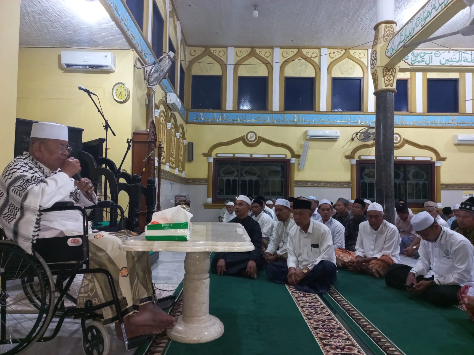 Abon Arongan, mengisi tausiah safari subuh di Masjid Baitul Muttaqin Idi Cut, Kec. Darul Aman, Kab. Aceh Timur, Jumat (17/11). Foto: H. Muhammad Ishak