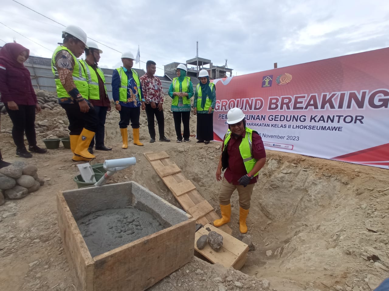 Inspektur Wilayah-I Kemenkumham RI, Ika Yusanti, Bc.I.P., S.H menyaksikan kegiatan peletakan batu pertama Gedung Kantor Bapas Kelas II Lhokseumawe yang dilakukan Kepala Divisi Pemasyarakatan Kantor Wilayah Kemenkumham Aceh Yulius Sahruzah, Kamis (16/11). (Foto: Zainal Abidin)