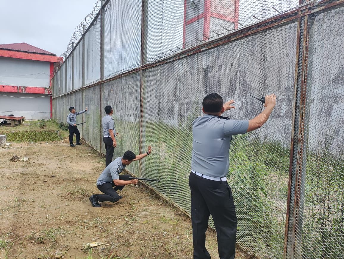 Ket Foto. KEPALA KPR Rutan Kelas IIB Humbahas (kanan, membelakangi lensa) Tamrin Simamora memastikan keamanan rutan. (Ist).