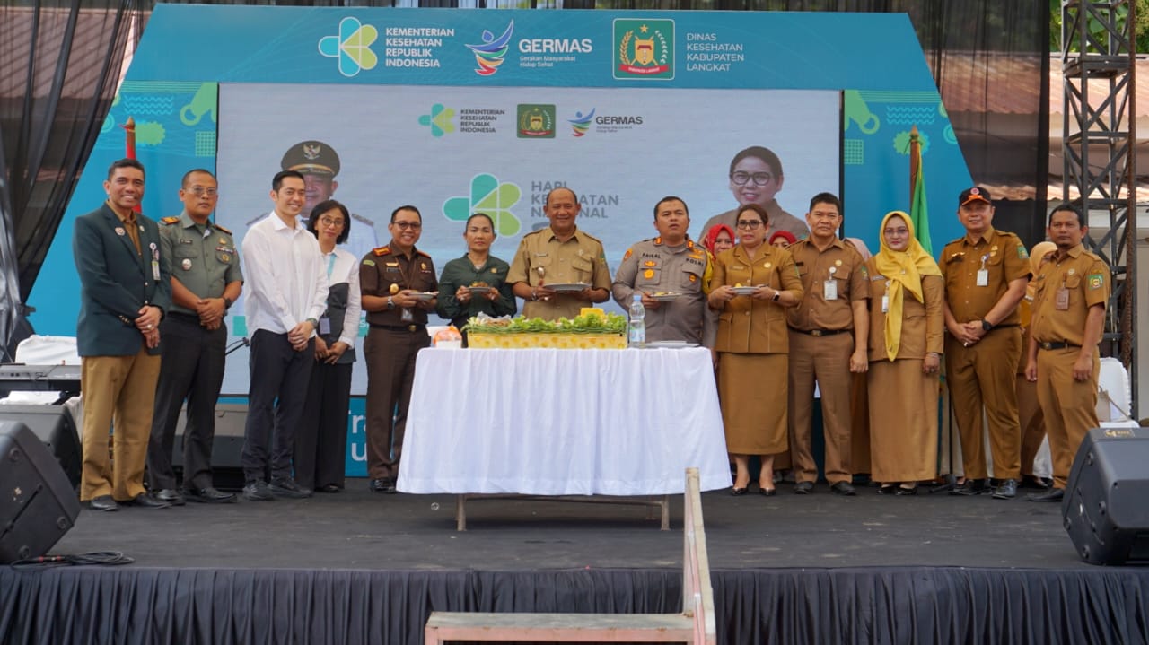 Teks Foto/Beritasore/ist  Plt Bupati Langkat H.Syah Afandin, SH hadiri acara Resepsi HKN  2023, di Kantor Dinas Kesehatan Langkat Stabat, Senin (13/11).