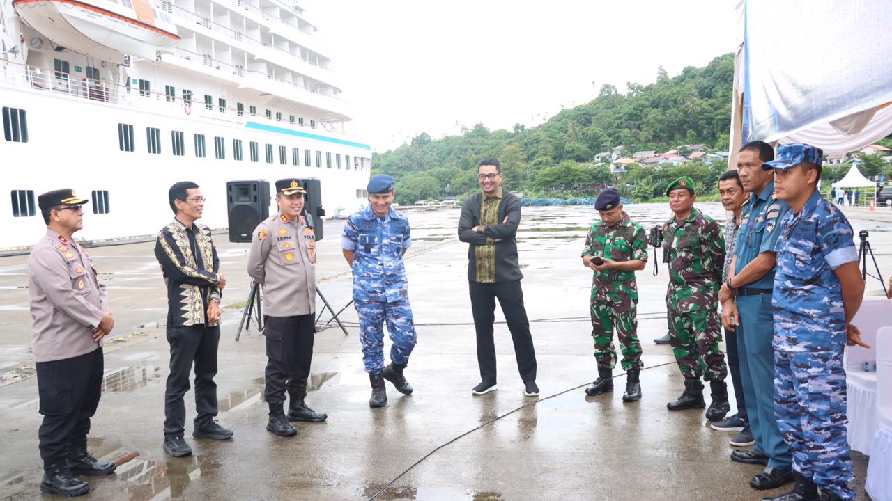 Teks Foto ; 1. Kapokres Sabang, AKBP Erwan, SH, MH bersama anggota Forkopimda Santai sejenak sambil menunggu acara penyambutan kapal pesiar di dermaga BPKS CT3. (ist)