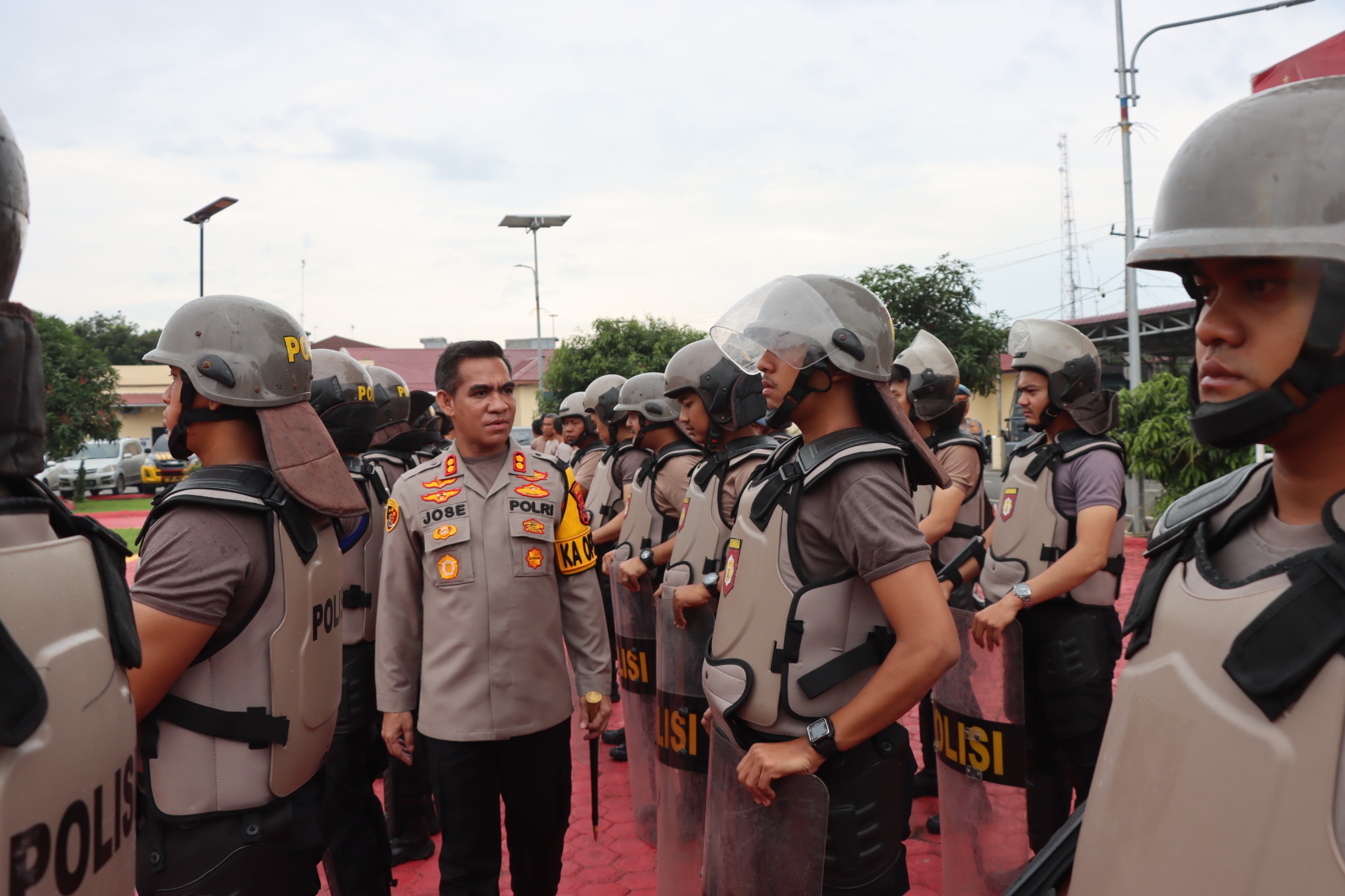 Teks fhoto: Kapolres Batu Bara AKBP Jose D.C. Fernandes, S.I.K pimpin Simulasi latihan Dalmas Polres di Moko Polres Batu Bara Jum'at (17/11-2023).beritasore/alirsyah