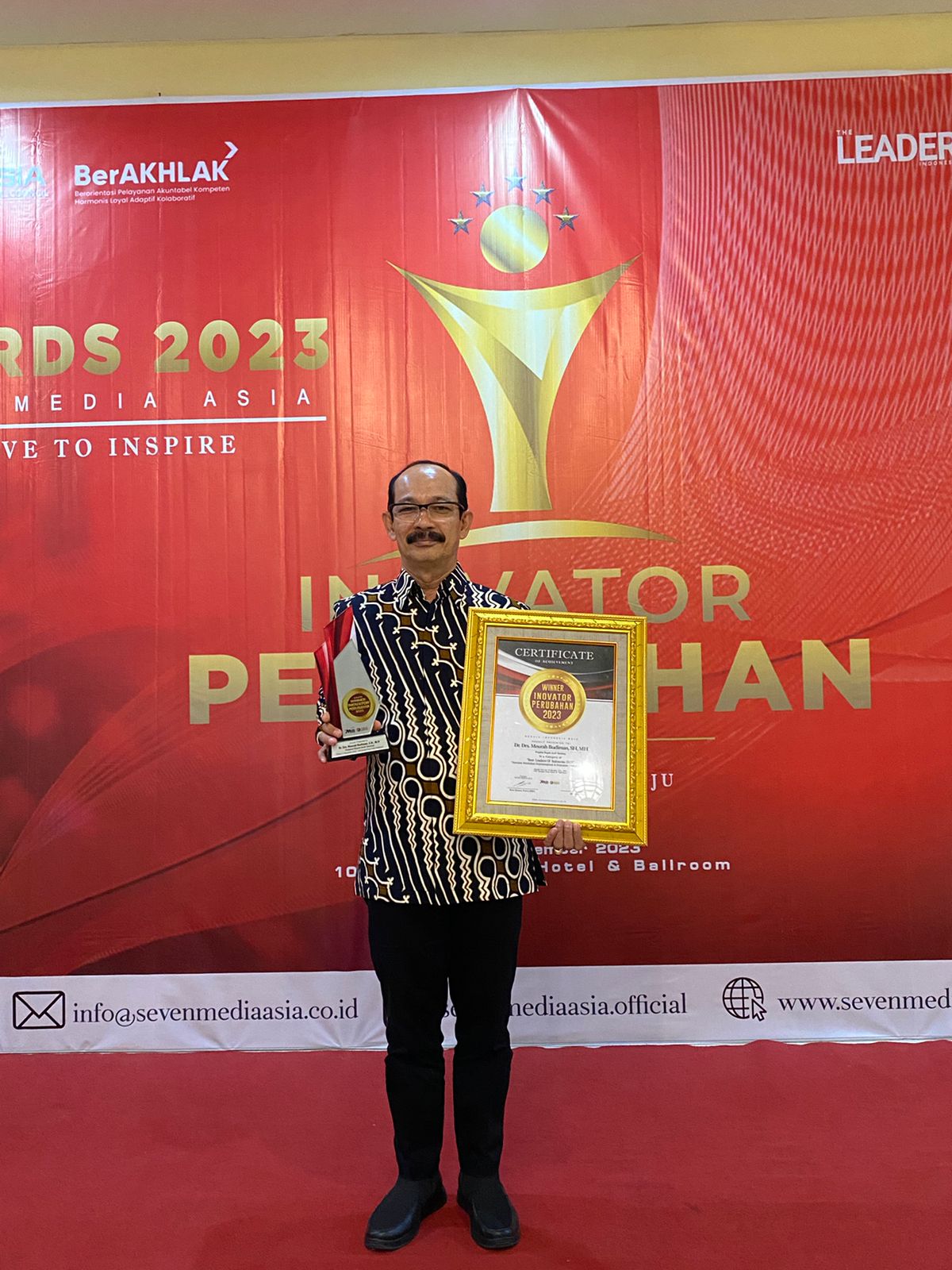Teks foto : Penjabat (Pj) Bupati Aceh Tamiang, Dr. Drs. Meurah Budiman, SH, MH, saat menerima penghargaan Inovator Perubahan Awards 2023 yang berlangsung di 100 Sunset Hotel Kuta, Denpasar, Bali, Jumat (17/11) malam.