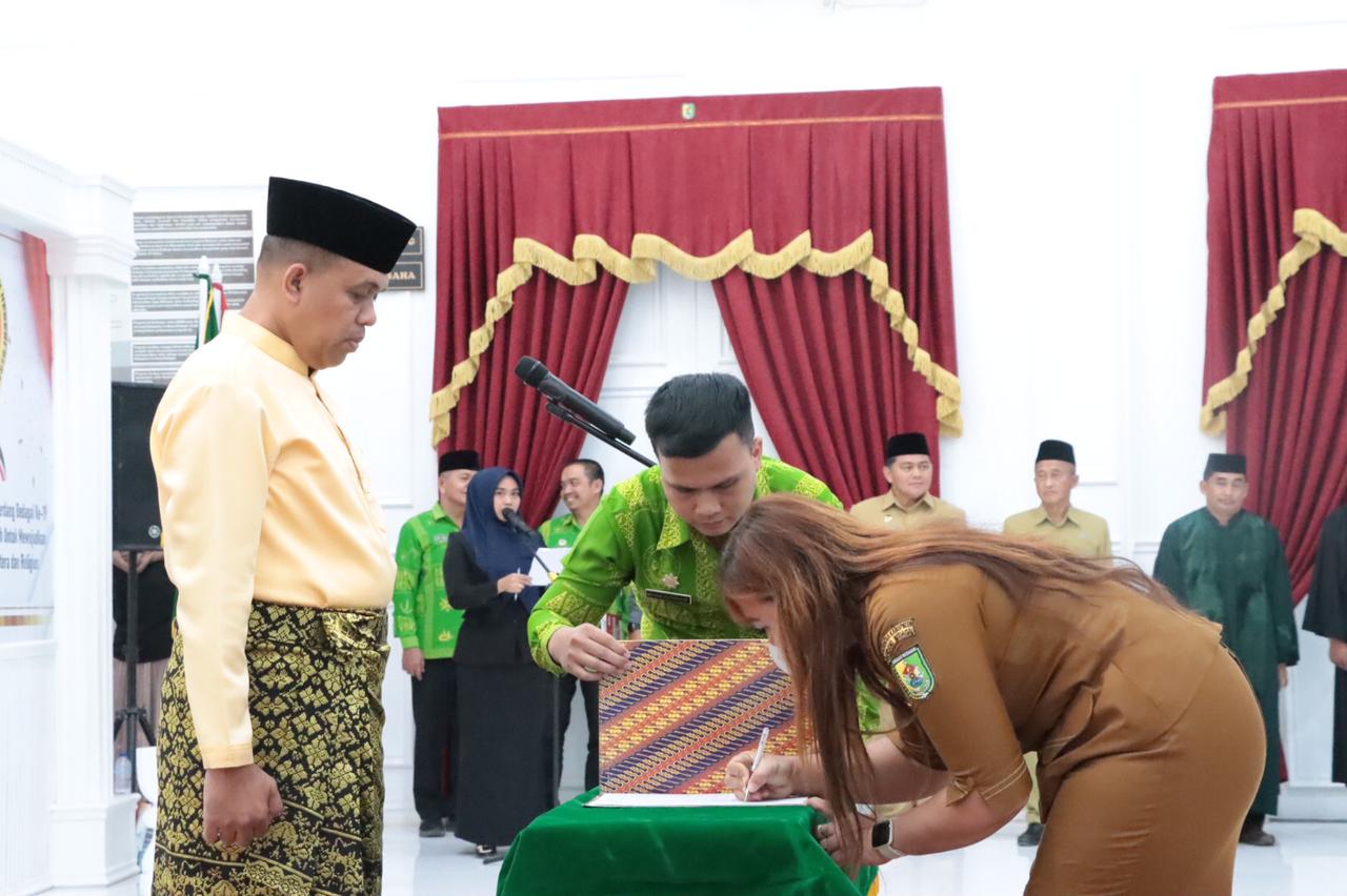 Teks foto:Bupati Serdang Bedagai H Darma Wijaya, di wakili Sekdakab Sergai, Faisal Hasrimy, melantik 22 ASN menjadi Pejabat Pengawas dan Kepala Puskesmas dan menyaksikan penandatangan pengangkatan jabatan, di Aula Pemkab Serdang Bedagai, Jumat, 17-11-2023.(Beritasore-Azwen)