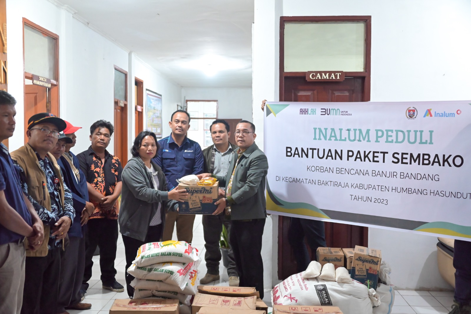 Penyerahan Bantuan Penyerahan Bantuan PT Inalum kepada para korban bencana longsor di Kabupaten Humbang Hasundutan, Kamis (16/11). (Ist).