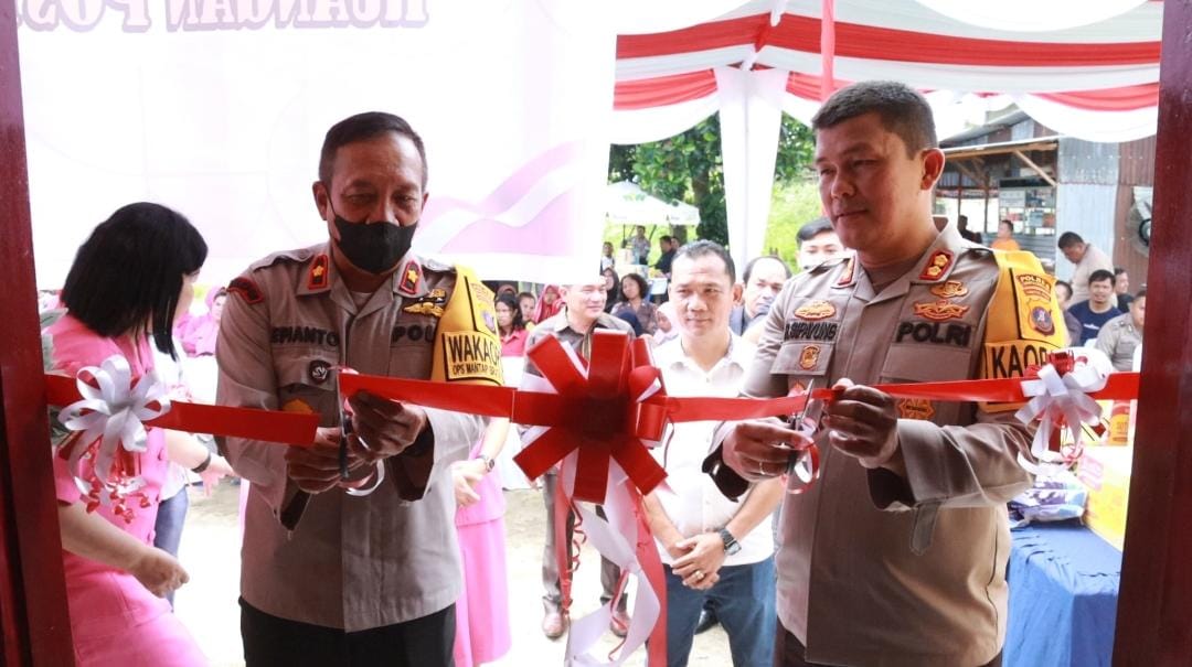Kapolres Simalungun AKBP Ronald FC Sipayung dan Waka Polres, Kompol Afianto, bersama menggunting pita tanda peresmian fasilitas baru dimaksud.(ist).
