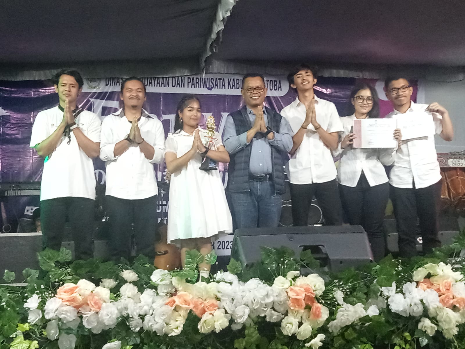 Bupati Toba, Poltak Sitorus foto bersama juara 1 festival lagu dan musik, Suarahita Kustik dari Balige. Foto: Ramsiana Gultom