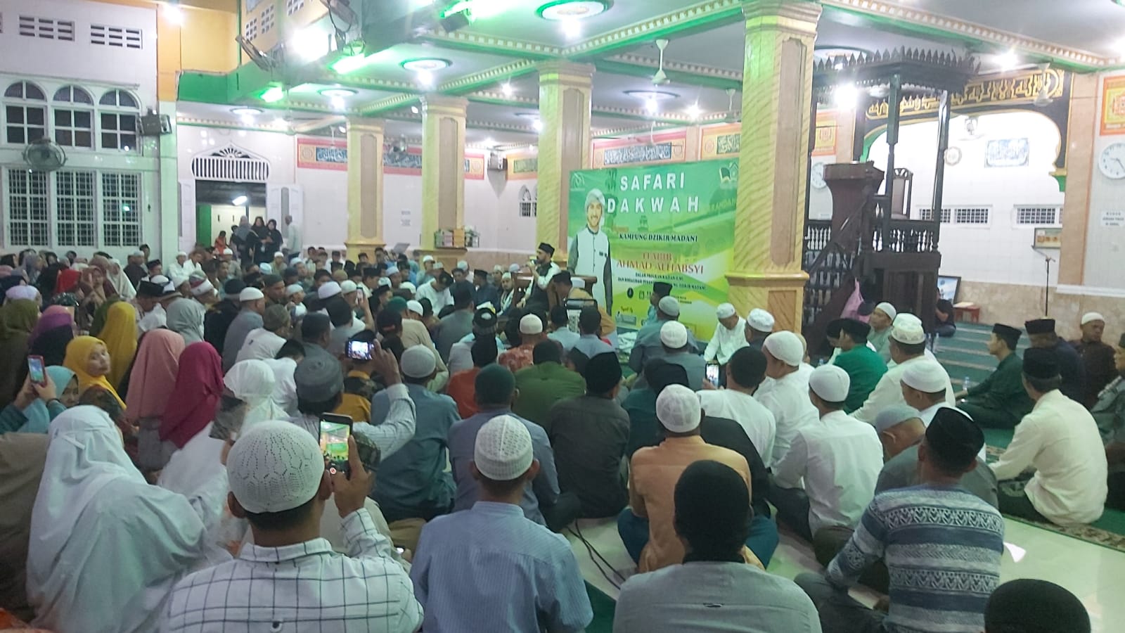 Teks Foto/Waspada/Boy Habib Ahmad A Habsyi melakukan Safari Dakwah di Masjid Raya P.Brandan  , Minggu (19/11/2023).