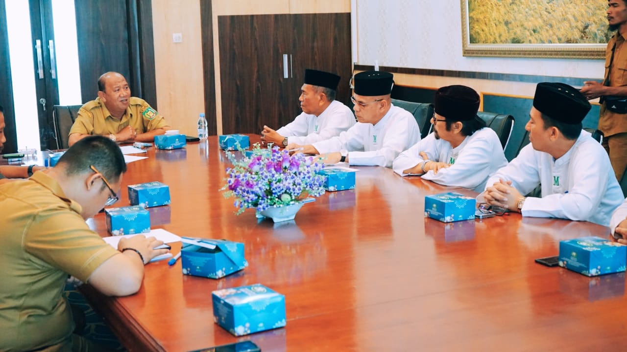 Teks Foto/Beritasore/ist   Plt Bupati Langkat H.Syah Afandin SH menerima audiensi dan silaturrahim MPZ, bertempat di ruang rapat  Bupati Langkat, Senin (20/11/2023).