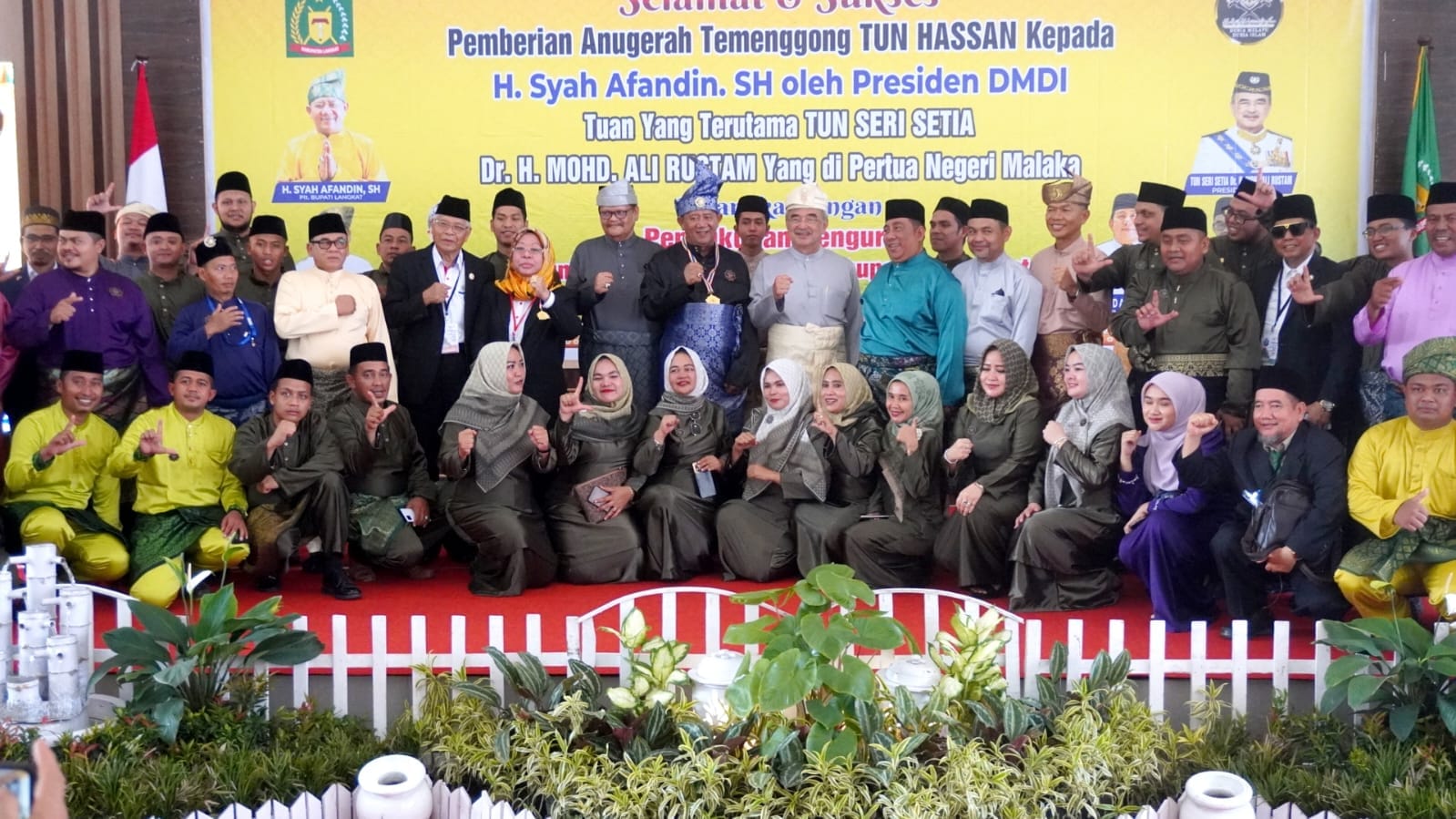 Teks Foto/Beritasore/ist  Plt Bupati Langkat H. Syah Afandin, SH foto bersama usai menerima Anugerah Temenggong Tun Hassan  di Jentera Malay Rumah Dinas Bupati, Senin (20/11/).