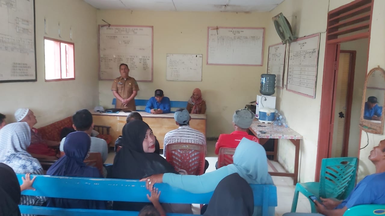 Teks Foto/Beritasore/Boy Aprizal  Sekdis Perkim Kab.Langkat Heru Hermawan saat Sosialisasi BSPS di Kantor Lurah Sei Bilah Timur, Selasa (21/11).