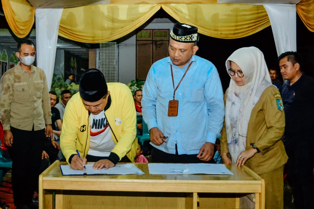 Bupati Batu Bara Ir.H Zahir M.AP dan Teddy Kepala Cabang PT Bank Sumut Lima Puluh melakukan MoU Terkait Kredit Usaha Rakyat (KUR) Pertanian di Desa Mangkai Baru Kecamatan Lima Puluh. beritasore/alirsyah