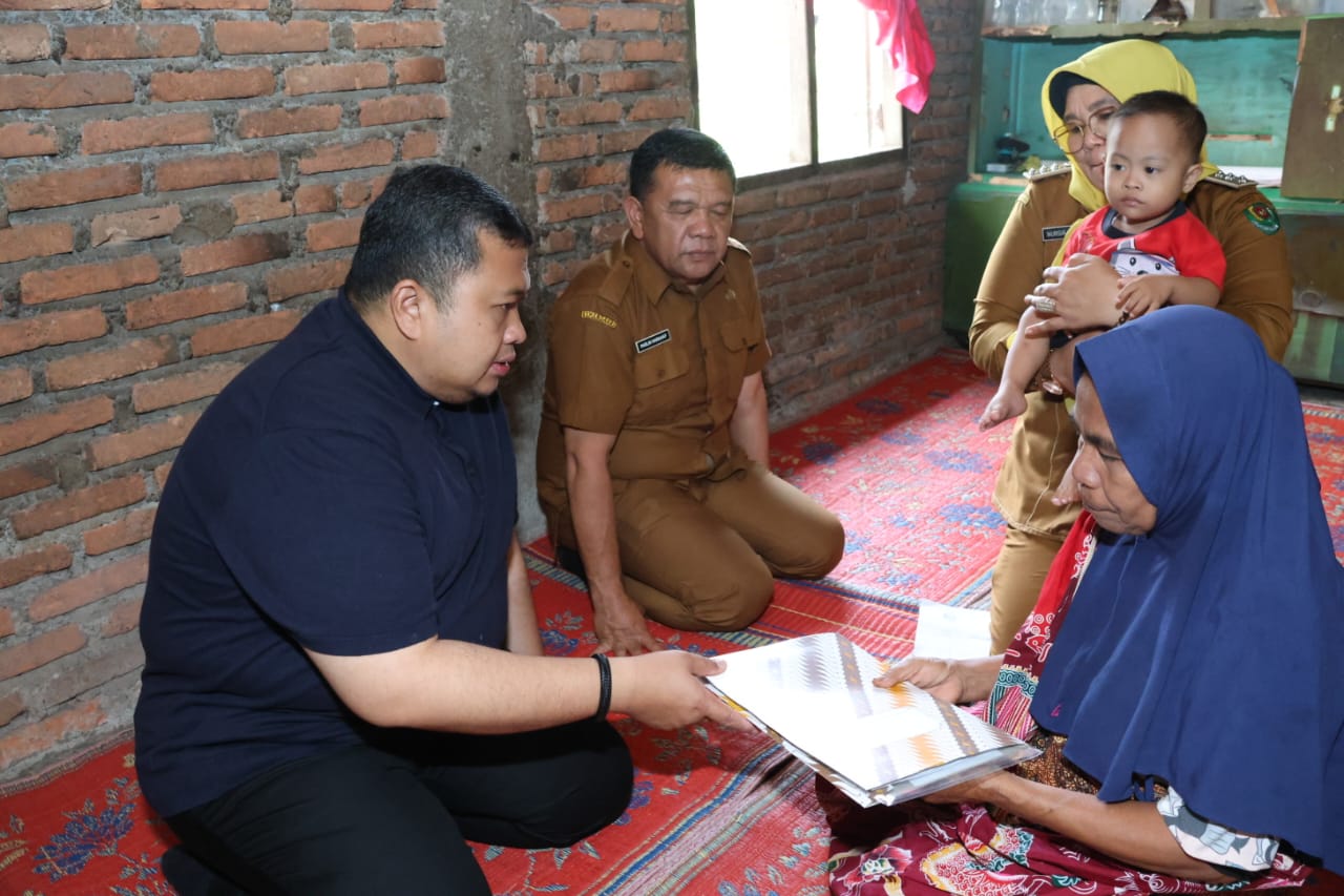 Berita Sore/Birong RT Teks poto: Bupati Tapanuli Selatan, Dolly Pasaribu saat memberikan santunan kepada anak berkebutuhan khusus Arham Mumtaz di Desa Sorik, Kecamatan Batang Angkola, Selasa (21/11).