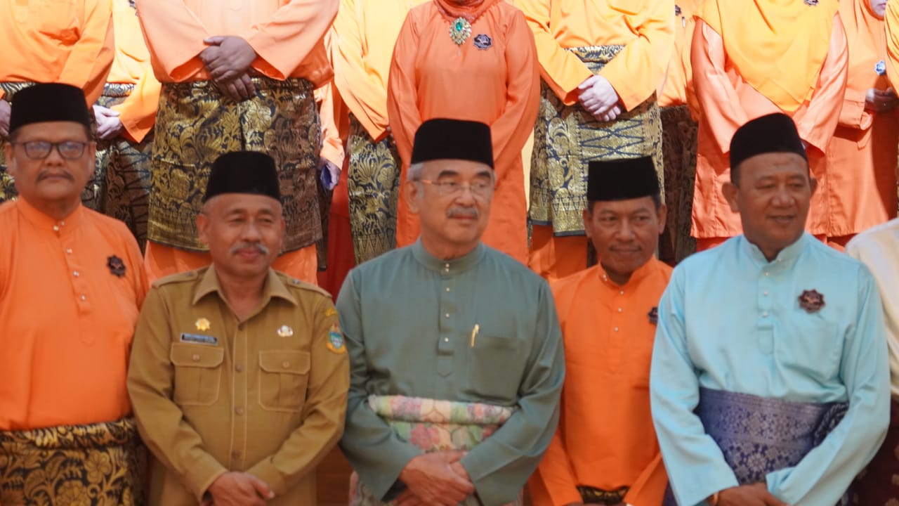 Teks Foto/Beritasore/ist   Plt Bupati Langkat H. Syah Afandin, SH menghadiri Pelantikan DMDI Sumatera Utara Periode 2023-2026  di Aula Raja Inal Siregar Kantor Gubernur Sumatera Utara, Selasa (21/11).
