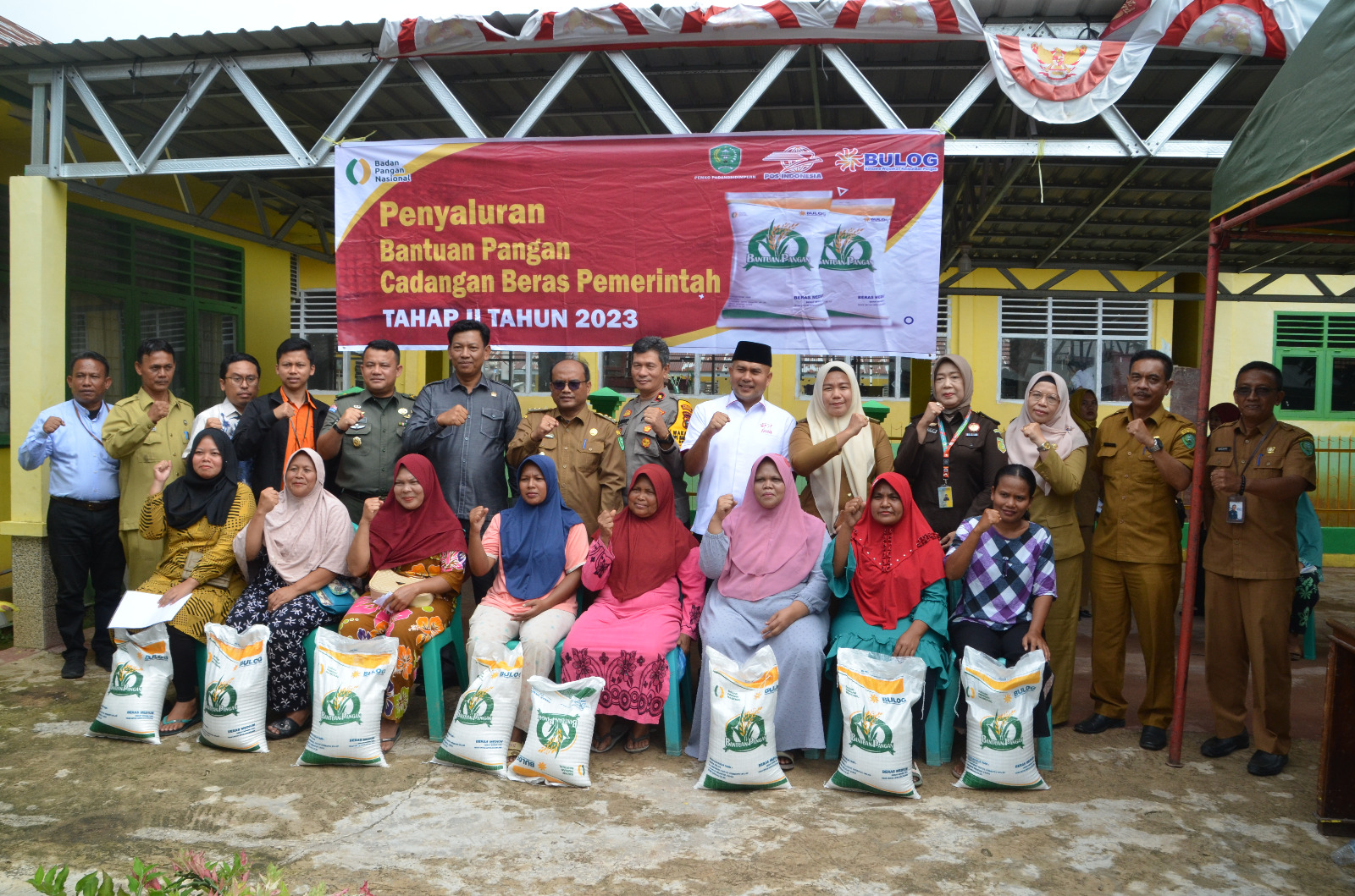 Berita Sore/Birong RT Teks poto: Pj. Wali kota Padangsidimpuan, Dr. H. Letnan Dalimunthe, SKM, M.Kes didampingi pejabat lainnya saat menyerahkan bantuan cadangan berasa bagi warga kurang mampu,Selasa (21/11).