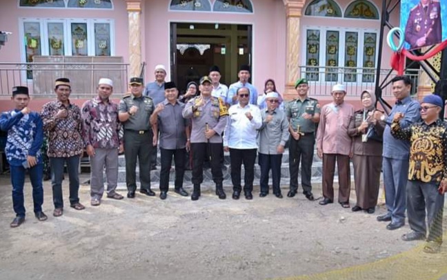 Berita Sore/Birong RT Teks poto: Kapolres Padangsidimpuan, AKBP Dudung Setyawan, S.H, S.I.K, M.H, bersama Pj Wali Kota Padangsidimpuan, Dr. H Letnan Dalimunthe dan pejabat lainnya usai meresmikan sumur bor Masid Nurul Islam di desa Pudun Jae, Rabu (22/11).