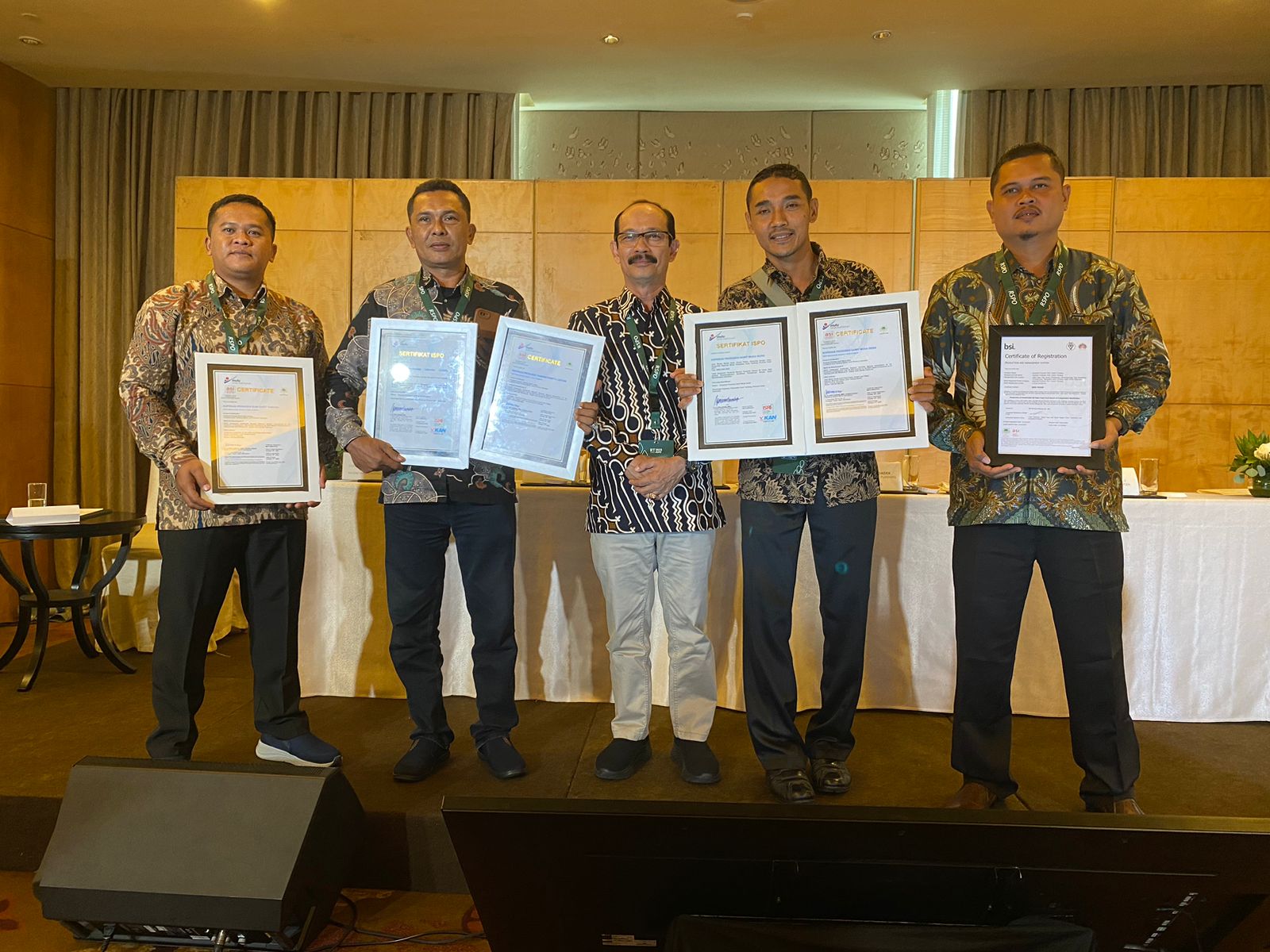 Pj.Bupati Aceh Tamiang , Dr. Drs. Meurah Budiman, SH, MH, foto bersama para petani kelapa sawit swadaya Kabupaten Aceh Tamiang saat menerima sertifikat Indonesia Sustainable Palm Oil (ISPO) dan sertifikat Roundtable Sustainable Palm Oil (RSPO) secara simbolis di Jakarta.