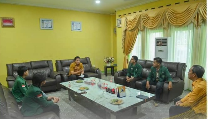 Berita Sore/Birong RT Teks poto: Pj Walikota Padangsidimpuan diwakili Staff Ahli Bidang Pemerintahan, Hukum, dan Politik, Rahmat Marzuki, SH, MH, saat memerima audensi dari himpunan Mahasiswa Al-Washliyah di aula Kantor Walikota Padangsidimpuan, Kamis (23/11).