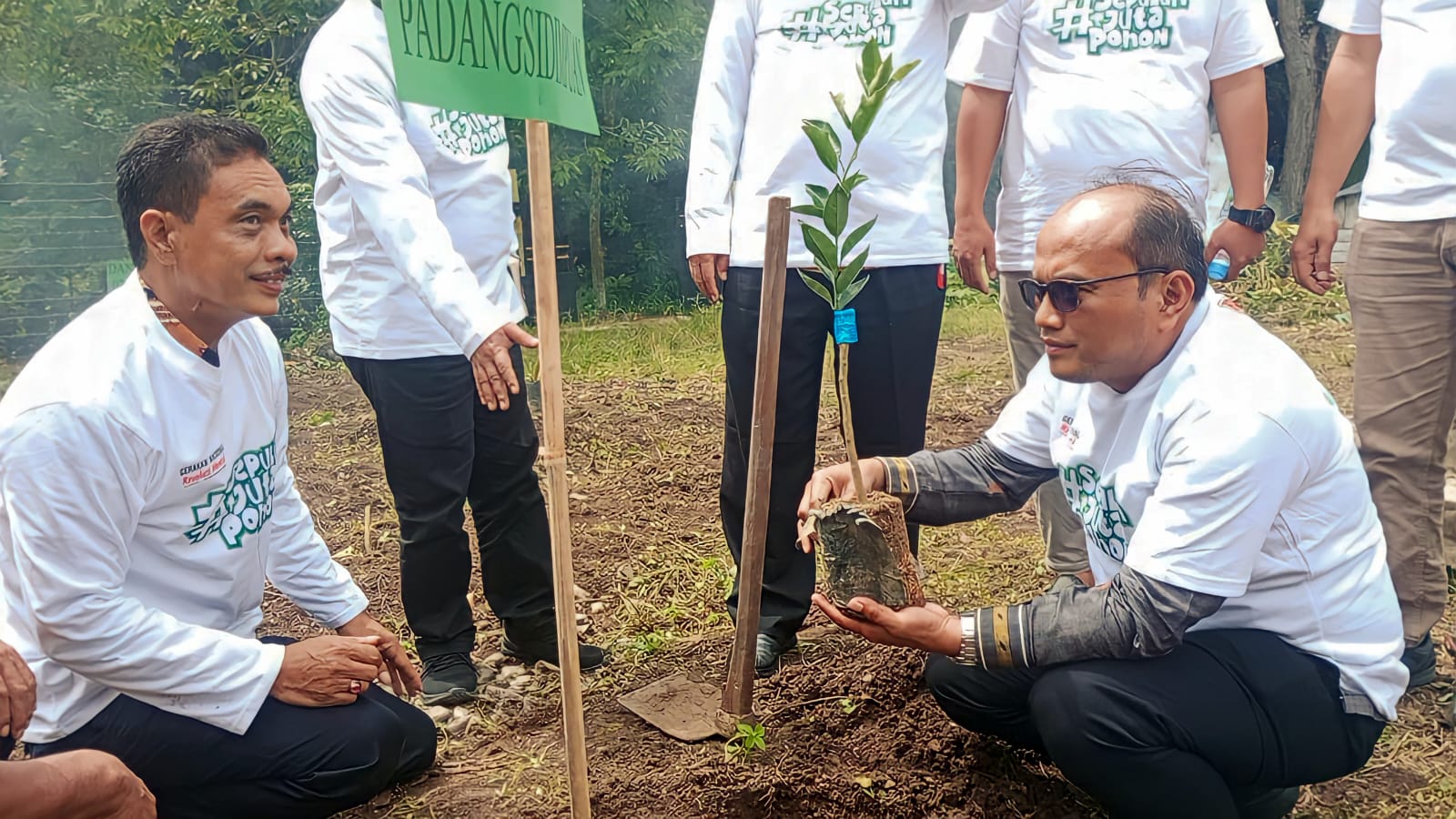 Berita Sore/Birong RT Teks poto: Pj Walikota Padangsidimpuan, Dr. H. Letnan Dalimunthe, S.K.M, M.Kes saat melakukan penanaman 10 juta pohon di area lingkungan Dinas Pertanian Kota Padangsidimpuan,Kamis (23/11).
