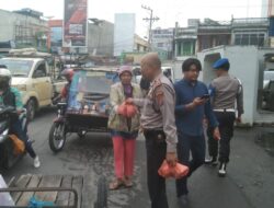 Jumat Barokah, Kapolsek Sunggal Bagikan Nasi Bungkus Kepada Warga
