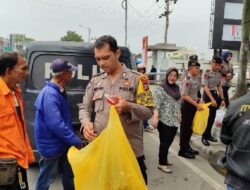 Personel Polsek Medan Baru Bagikan Nasi Bungkus ke Pengguna Jalan
