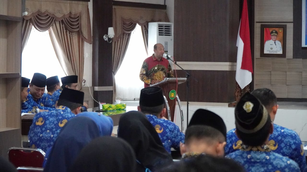 Teks Foto/Beritasore/ist  Plt Bupati Langkat H.Syah Afandin SH membuka Sosialisasi UU Nomor 20 tahun 2023 dan Penandatanganan Pakta Integritas Netralitas ASN di Ruang Pola Kantor Bupati, Kamis (23/11/2023