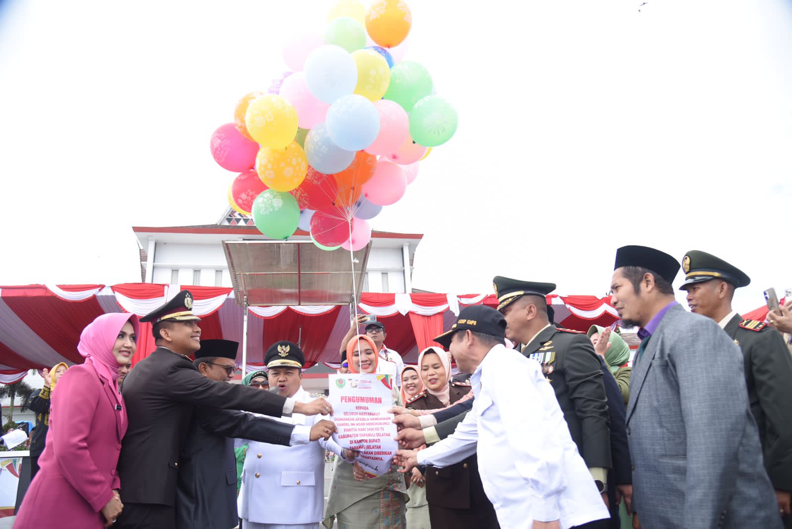 Berita Sore/Birong RT Teks poto: Bupati Dolly didamping Ketua TP PKK Tapsel dan jajaran Forkopimda saat melepas balon ke udara sebagai tanda puncak HUT Tapsel ke-73 tahun 2023, Jum'at (24/11).