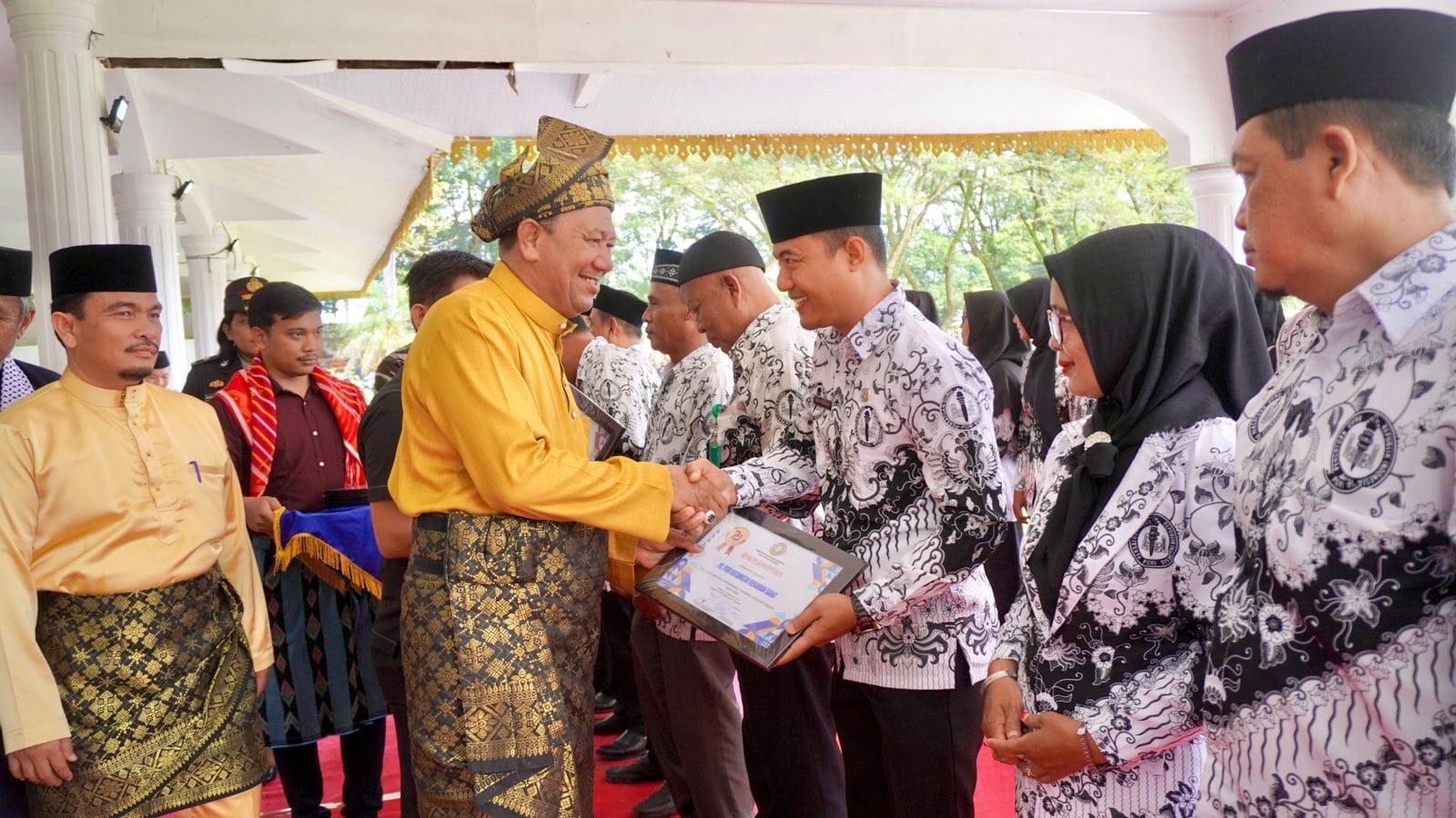 Teks foto/Beritasore/ist  Plt Bupati Langkat H.Syah Afandin SH menjadi Pembina Upacara HGN dan HUT PGRI ke-78 ,di  Alun-alun T Amir Hamzah Stabat, Sabtu (25/11/2023). 