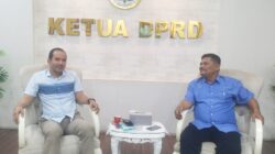 Ketua DPRD Deliserdang Zakky Shahri saat berbincang dengan Ketua PWI Deliserdang Lisbon Situmorang pada suatu kesempatan. (Foto: Edward Limbong).