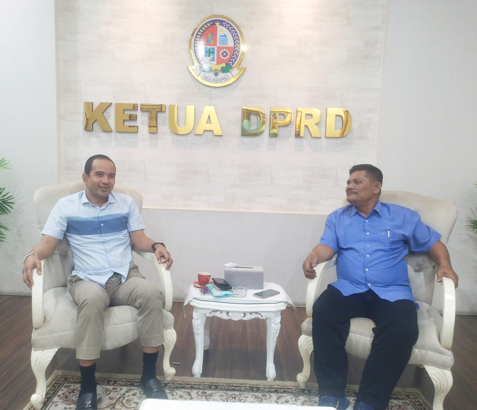 Ketua DPRD Deliserdang Zakky Shahri saat berbincang dengan Ketua PWI Deliserdang Lisbon Situmorang pada suatu kesempatan. (Foto: Edward Limbong).