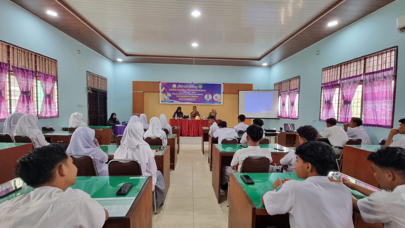 Kepala SMAN 4 Langsa, Salamuddin MPd, saat memberikan arahannya dalam seminar anti perundungan (Bullying) dikalangan pelajar, di aula sekolahnya, Selasa (28/11). (Ist).