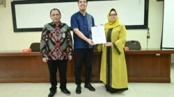 Kepala LLDikti Wil I Serahkan SK Kenaikan Jabatan kepada Prof Dr Yasmirah Mandasari Saragih SH MH