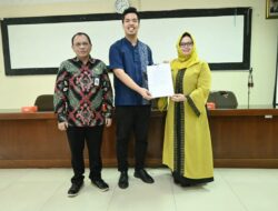 Kepala LLDikti Wil I Serahkan SK Kenaikan Jabatan kepada Prof Dr Yasmirah Mandasari Saragih SH MH