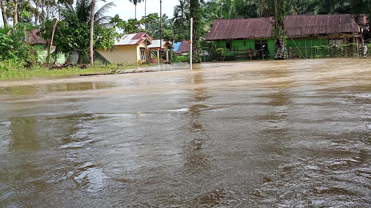 Teks Foto/Beritasore/ist  Banjir menggenangi pemukiman warga si Kecamatan Sei Lepan Kab.Langkat, Rabu(29/11).