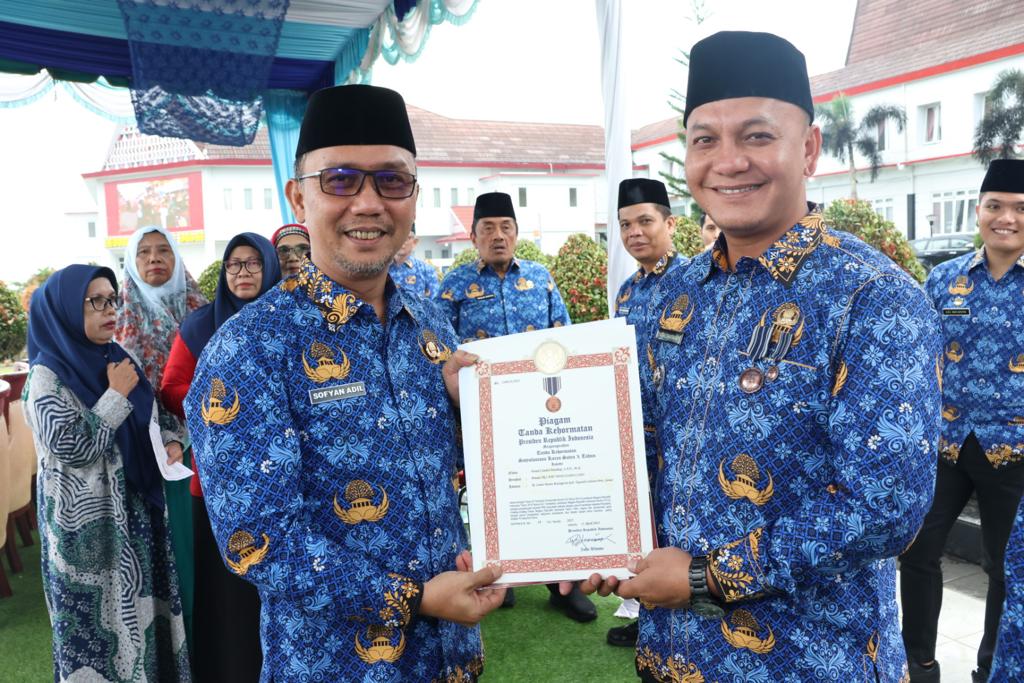 Berita Sore/Birong RT Teks poto: Sekda Tapsel, Sofyan Adil saat menyerahkan kehormatan Satyalencana Karya Satya Presiden Republik Indonesia kepada salahsatu ASN Tapsel, Rabu (29/11).