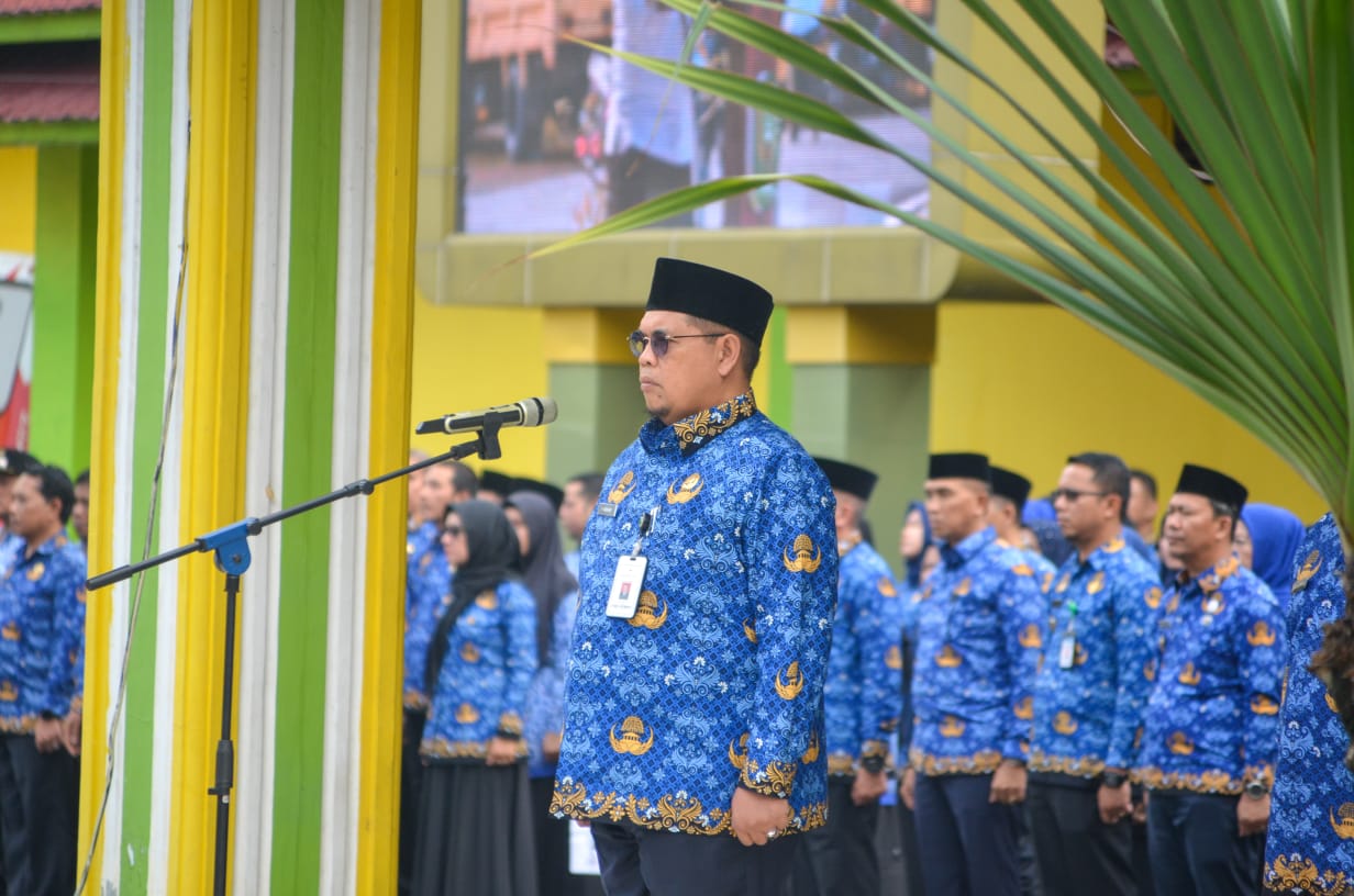 Berita Sore/Birong RT Teks poto: Plh. Sekda Kota Padangsidimpuan, Rahuddin Harahap saat memimpin upacara peringatan HUT KORPRI ke-52 tahun 2023 di halaman Kantor Walikota Padangsidimpuan, Rabu (29/11).