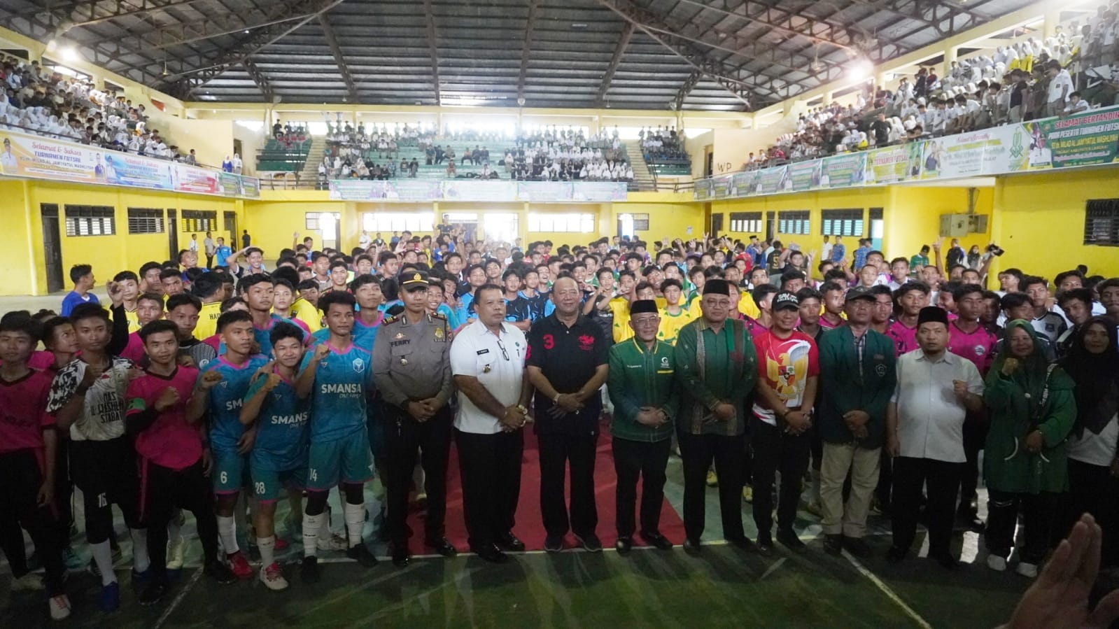 Teks Foto/Beritasore/ist   Plt Bupati Langkat H.Syah Afandin SH membuka Turnamen Futsal tingkat SLTA sederajat memperebutkan trophy Plt Bupati Langkat, bertempat di GOR Stabat, Rabu (29 /11/2023).