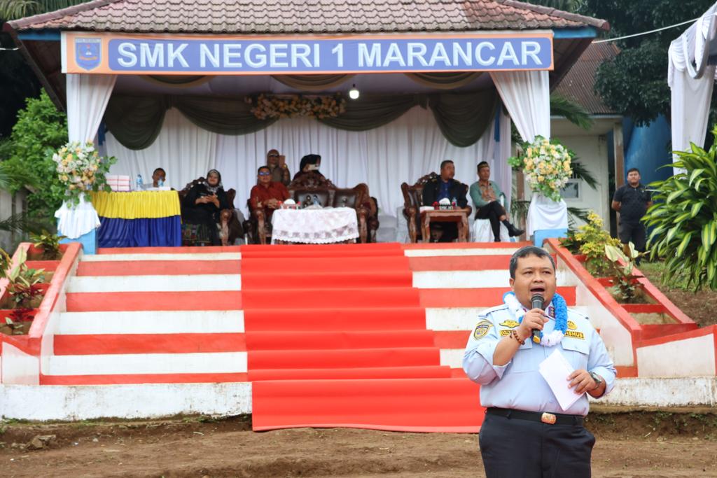 Berita Sore/Birong RT Teks poto: Bupati Tapsel, Dolly Pasaribu saat menghadiri pembukaan Job Fair yang di lapangan SMKN 1 Marancar, Jumat (1/12).