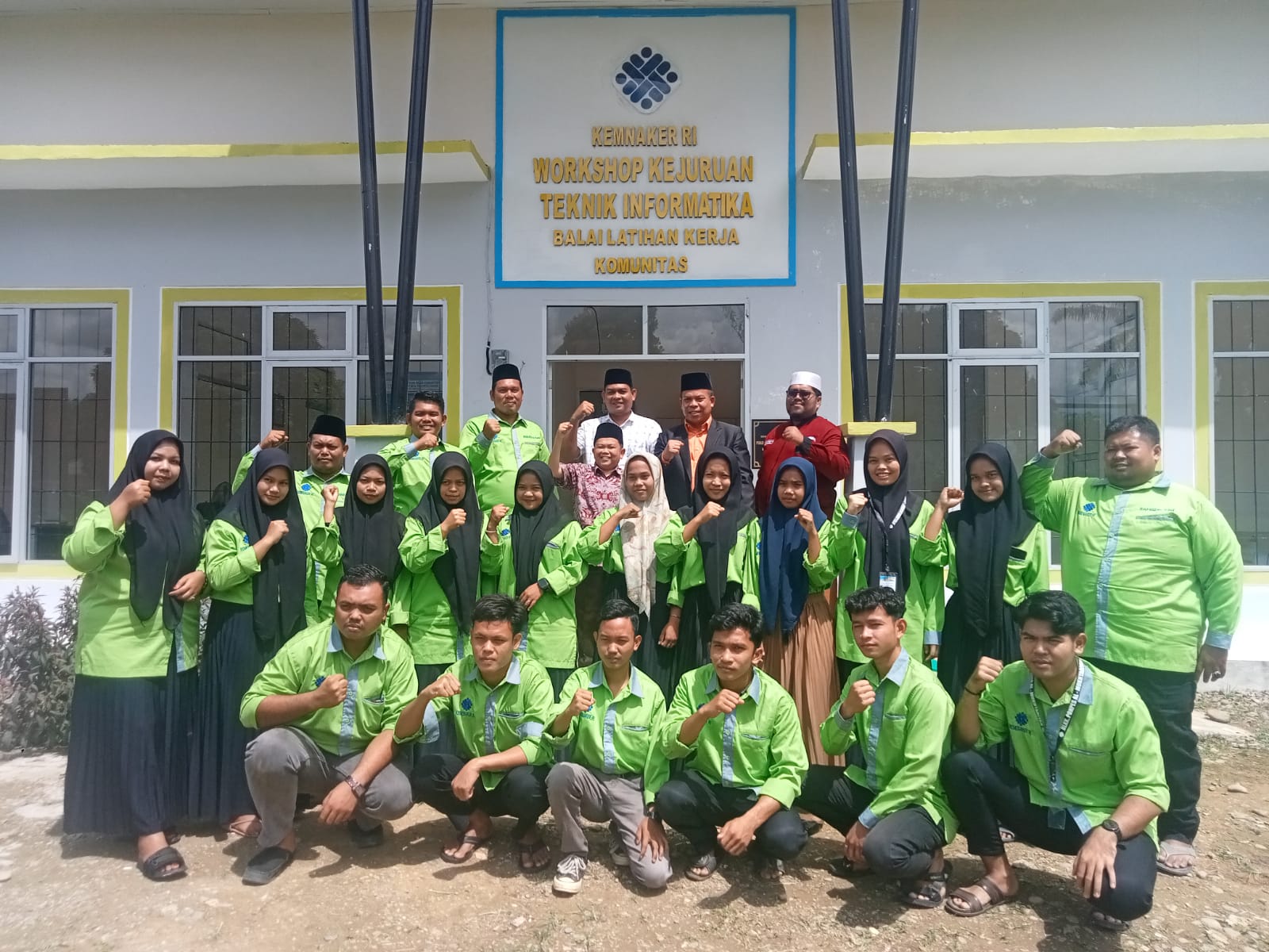 Pimpinan BLKK Ponpes AL Mukhtariyah Sibuhuan, Abbas Siregar S.Pd bersama Kakan Kemenag Palas Abdul Mannan MA, Kabid Pelatihan Kerja Muhammad Idrisman Mandefa foto bersama 16 peserta yang telah dinyatakan kompeten, Sabtu (2/12) (Berita/Muhammad Satio)