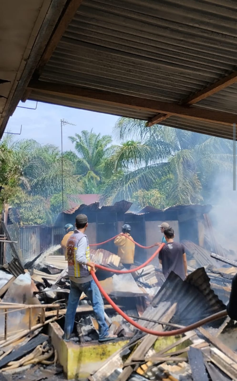 Teks Foto/Beritasore/ist  Sebanyak tiga unit rumah  terbakar di Jln. Singapura II Lingkungan I Melati Kel. Sei Bilah Timur Kecamatan Sei Lepan Kabupaten Langkat, Minggu pukul 10.30 WIB (03/12/2023). 