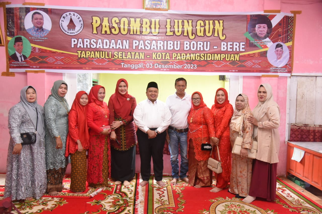 Berita Sore/Birong RT Teks poto: Dolly Pasaribu - Rosalina saat mengjadiri Acara "Pasombu Lungun" Parsadaan Pasaribu -Boru-Bere di Angkola Timur, Minggu (3/12).