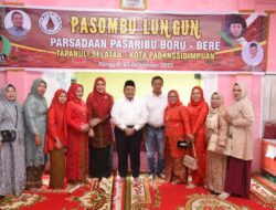 Dolly Pasaribu – Rosalina Hadiri “Pasombu Lungun” Parsadaan Pasaribu -Boru-Bere di Angkola Timur