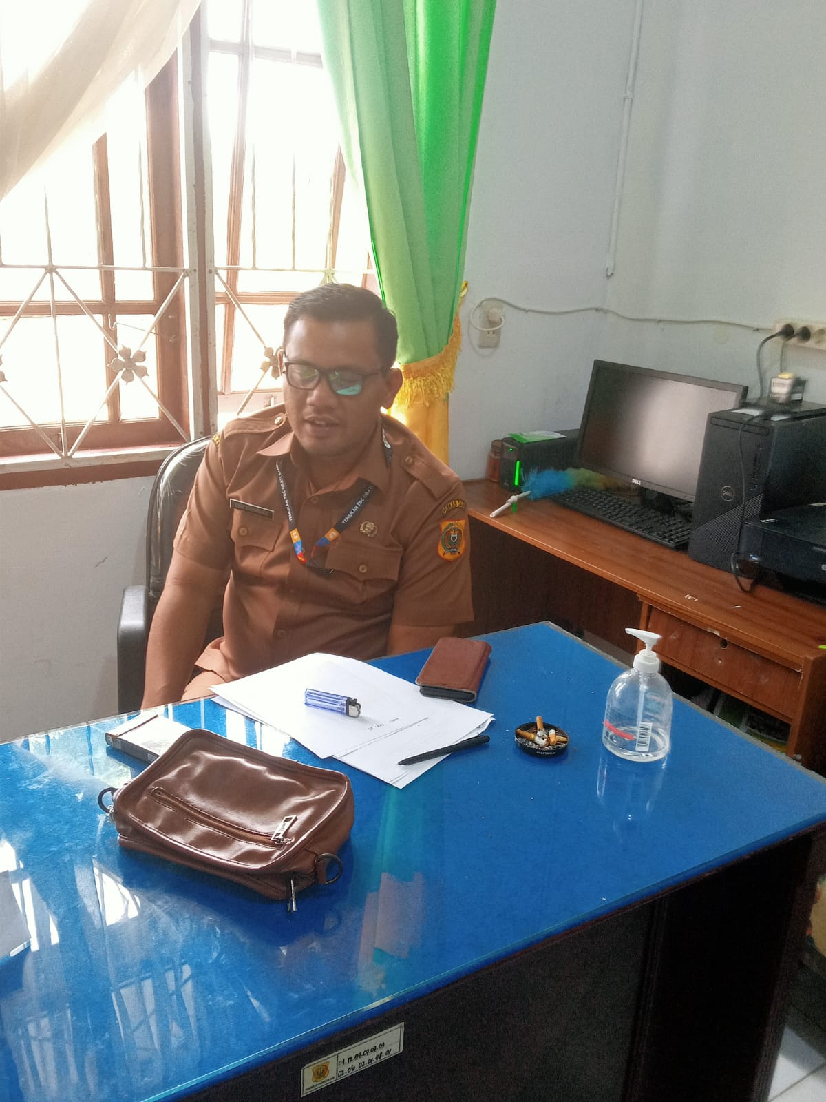 KABID Pencegahan dan pengendalian  penyakit (P2P)menular Dinas Kesehatan Dairi dr.Lois Oberlin S.Sihombing di Ruang kerjanya, Senin(4/12).(Foto: Kartolo Munte).