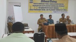 Kepala DPMPTSP Aidil Yudi Irawan didampingi Sekretaris Ir Ismet Taufik Kabid Pengaduan, Kebijakan dan Pelaporan Layanan Wadri, saat memberikan arahan kepada peserta Bimtek Perizinan Berusaha Berbasis Risiko, Senin (4/12/2023). (Foto:Ariefh).