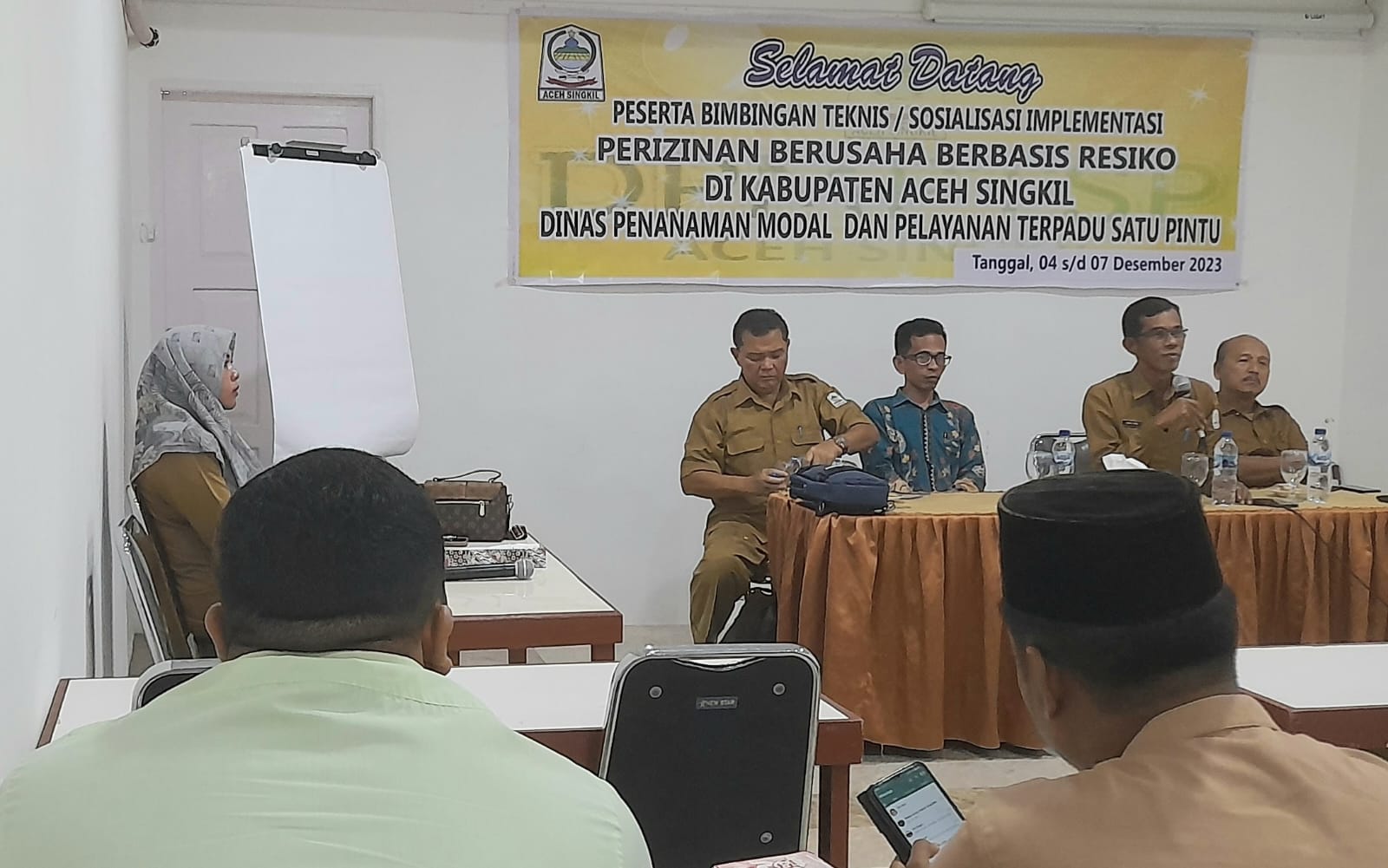 Kepala DPMPTSP Aidil Yudi Irawan didampingi Sekretaris Ir Ismet Taufik Kabid Pengaduan, Kebijakan dan Pelaporan Layanan Wadri, saat memberikan arahan kepada peserta Bimtek Perizinan Berusaha Berbasis Risiko, Senin (4/12/2023). (Foto:Ariefh).