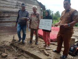 Mendata : Tim gabungan BPBD,Perkimtan dan PUPR tengah Senin siang (04/12), mendata semua kerusakan rumah warga, dampak dari kejadian banjir bandang di Kute Rikit Bur I dan II pada Kecamatan Bukit Tusam, bahkan untuk semua wilayah terdampak, akan dilakukan pemotretan pendataan ulang.Berita Sore/ Husaini Amin