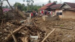 Membersihkan : Tim ASN Kecamatan Ketambe dan Puluhan Pengulu Kute dan Perangkatnya Senin (04/12) tampak melakukan aktivitas membersihkan material tanah, batu dan kayu kiriman dari perkarangan rumah warga dan jalan liingkungan Dusun Rambutan dan Ayu Ara, Kute Rikit Bur kecamatan Bukit Tusam. Berita Sore/Husaini Amin
