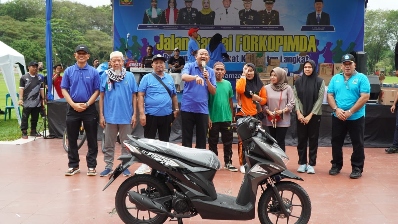 Teks Foto/Beritasore/ist  Plt Bupati Langkat H.Syah Afandin SH hadiri acara Gerak Jalan Santai bersama Forkopimda dengan masyarakat Langkat, di Lapangan T. Amir Hamzah Stabat, Sabtu (2/12/2023).