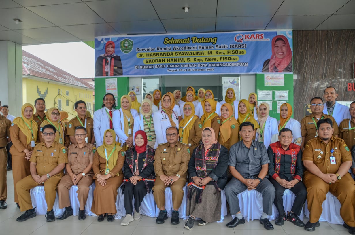 Berita Sore/Birong RT Teks poto: Pj. Wali Kota Padangsidimpuan, Dr. H. Letnan Dalimunthe, SKM, M.Kes poto bersama dengan Tim Surveyor Akreditasi Komisi Rumah Sakit (KARS) di RSUD Kota Padangsidimpuan,Senin (4/12).