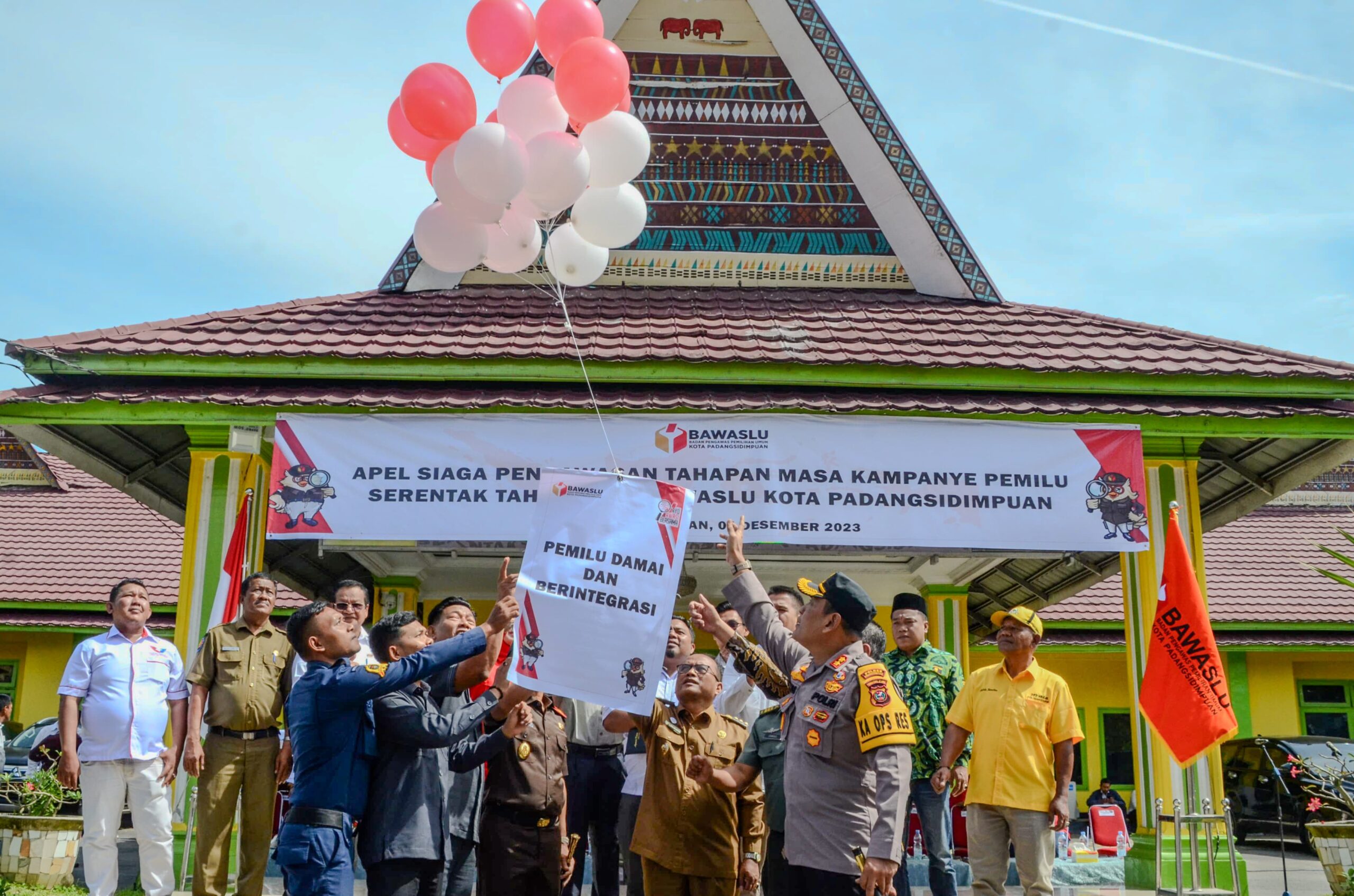 Berita Sore/Birong RT Teks poto: Usai Apel, Bawaslu Kota Padangsidimpuan bersama unsur Forkopimda melepaskan balon ke udara sebagai tanda pemilu damai dan berintegritas, Senin (04/12).